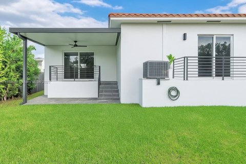 House in Miami, Florida 4 bedrooms, 155.61 sq.m. № 1930434 - photo 24