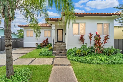House in Miami, Florida 4 bedrooms, 155.61 sq.m. № 1930434 - photo 1