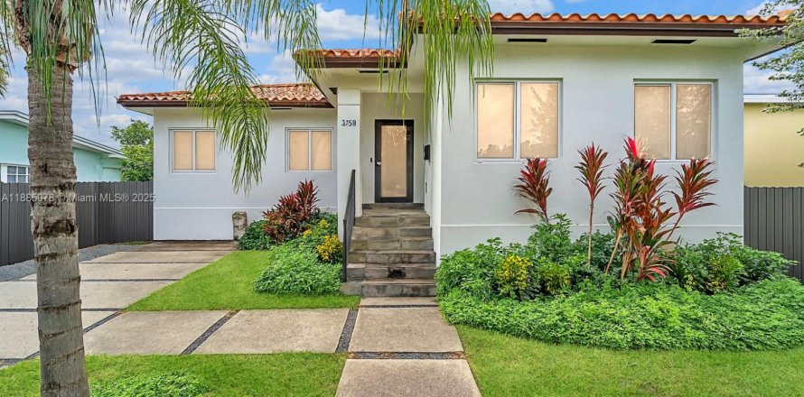 House in Miami, Florida 4 bedrooms, 155.61 sq.m. № 1930434