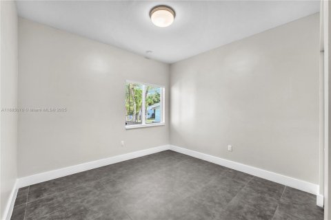 House in Miami, Florida 4 bedrooms, 155.61 sq.m. № 1930434 - photo 19