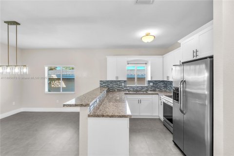 House in Miami, Florida 4 bedrooms, 155.61 sq.m. № 1930434 - photo 13