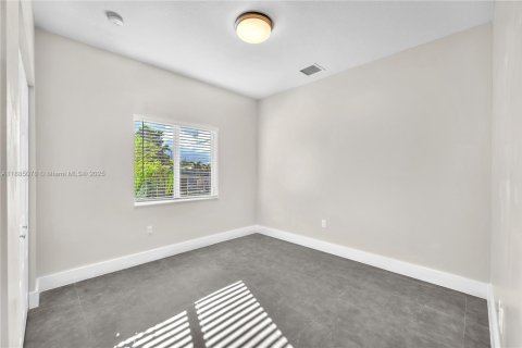 House in Miami, Florida 4 bedrooms, 155.61 sq.m. № 1930434 - photo 20