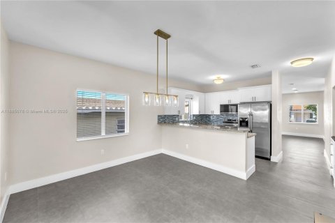 House in Miami, Florida 4 bedrooms, 155.61 sq.m. № 1930434 - photo 11