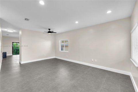 House in Miami, Florida 4 bedrooms, 155.61 sq.m. № 1930434 - photo 8