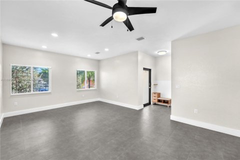 House in Miami, Florida 4 bedrooms, 155.61 sq.m. № 1930434 - photo 5