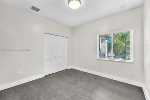 House in Miami, Florida 4 bedrooms, 155.61 sq.m. № 1930434 - photo 18