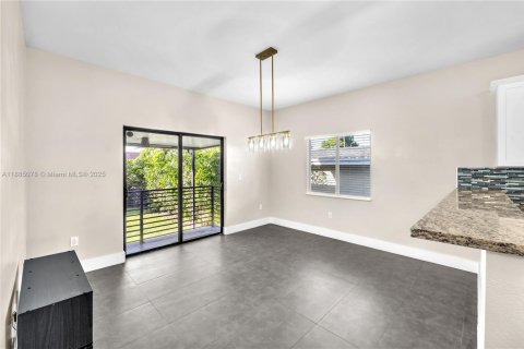 House in Miami, Florida 4 bedrooms, 155.61 sq.m. № 1930434 - photo 14