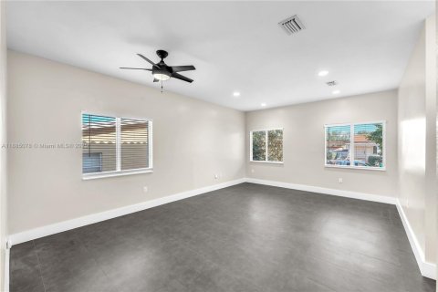 House in Miami, Florida 4 bedrooms, 155.61 sq.m. № 1930434 - photo 7