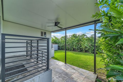 House in Miami, Florida 4 bedrooms, 155.61 sq.m. № 1930434 - photo 25