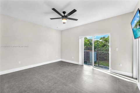 House in Miami, Florida 4 bedrooms, 155.61 sq.m. № 1930434 - photo 16