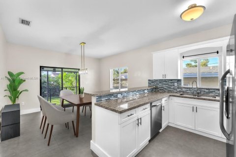 House in Miami, Florida 4 bedrooms, 155.61 sq.m. № 1930434 - photo 9