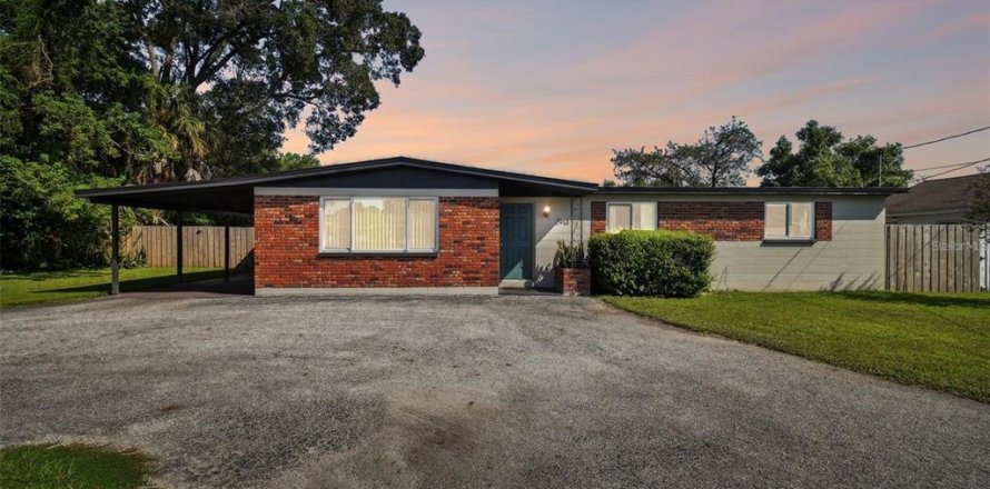 House in Tampa, Florida 4 bedrooms, 128.76 sq.m. № 2141715
