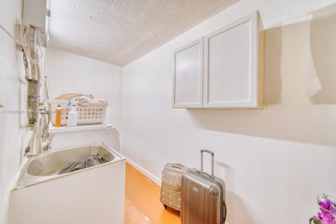 Villa ou maison à louer à Miami, Floride: 2 chambres, 102.19 m2 № 1938905 - photo 12