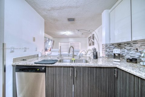 Villa ou maison à louer à Miami, Floride: 2 chambres, 102.19 m2 № 1938905 - photo 4