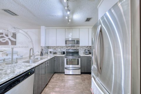 Villa ou maison à louer à Miami, Floride: 2 chambres, 102.19 m2 № 1938905 - photo 5