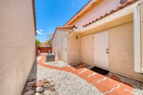 Villa ou maison à louer à Miami, Floride: 2 chambres, 102.19 m2 № 1938905 - photo 8