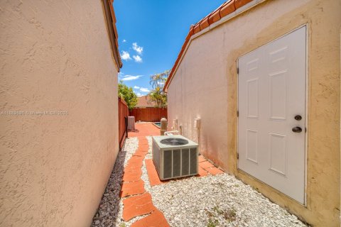 Villa ou maison à louer à Miami, Floride: 2 chambres, 102.19 m2 № 1938905 - photo 18