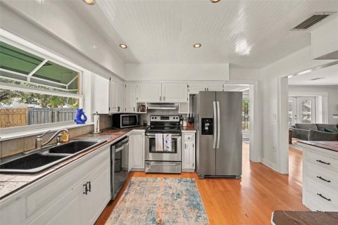 House in Tampa, Florida 3 bedrooms, 186.55 sq.m. № 2321075 - photo 7