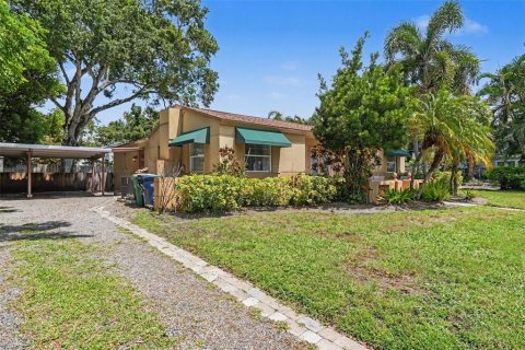 House in Tampa, Florida 3 bedrooms, 186.55 sq.m. № 2321075 - photo 17