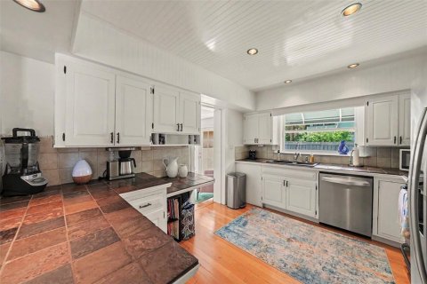 House in Tampa, Florida 3 bedrooms, 186.55 sq.m. № 2321075 - photo 8