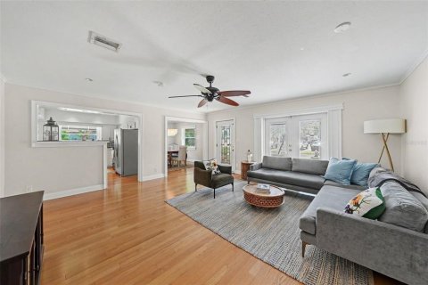 House in Tampa, Florida 3 bedrooms, 186.55 sq.m. № 2321075 - photo 2