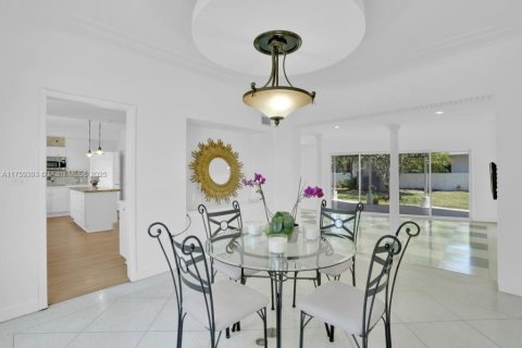 House in Miami Beach, Florida 4 bedrooms, 347.83 sq.m. № 1705578 - photo 15