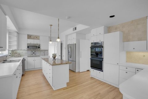 House in Miami Beach, Florida 4 bedrooms, 347.83 sq.m. № 1705578 - photo 18