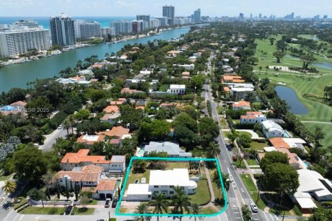 House in Miami Beach, Florida 4 bedrooms, 347.83 sq.m. № 1705578 - photo 1
