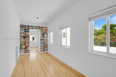 House in Miami Beach, Florida 4 bedrooms, 347.83 sq.m. № 1705578 - photo 30