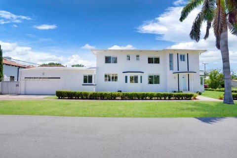 House in Miami Beach, Florida 4 bedrooms, 347.83 sq.m. № 1705578 - photo 4
