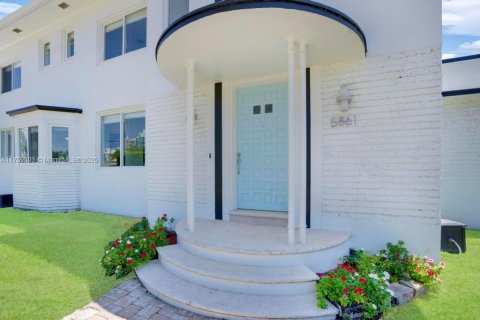 House in Miami Beach, Florida 4 bedrooms, 347.83 sq.m. № 1705578 - photo 7