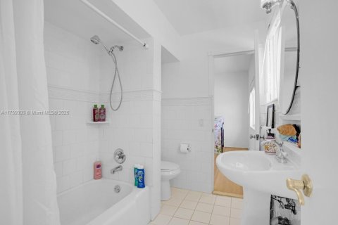 House in Miami Beach, Florida 4 bedrooms, 347.83 sq.m. № 1705578 - photo 29
