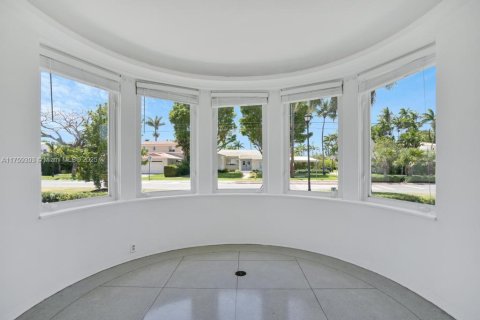 House in Miami Beach, Florida 4 bedrooms, 347.83 sq.m. № 1705578 - photo 10