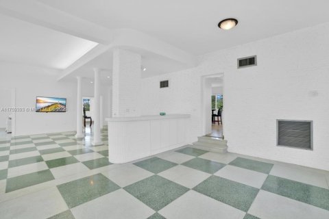 House in Miami Beach, Florida 4 bedrooms, 347.83 sq.m. № 1705578 - photo 23