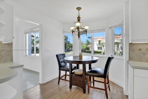 House in Miami Beach, Florida 4 bedrooms, 347.83 sq.m. № 1705578 - photo 17