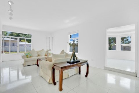 House in Miami Beach, Florida 4 bedrooms, 347.83 sq.m. № 1705578 - photo 11