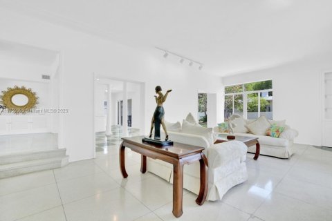 House in Miami Beach, Florida 4 bedrooms, 347.83 sq.m. № 1705578 - photo 12