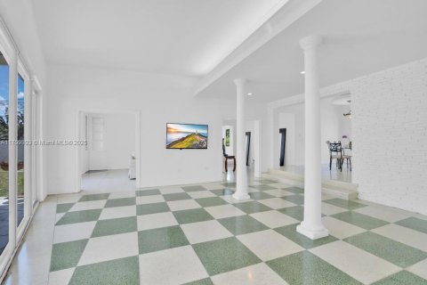 House in Miami Beach, Florida 4 bedrooms, 347.83 sq.m. № 1705578 - photo 24