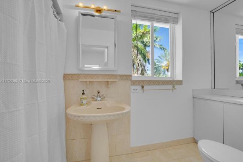 House in Miami Beach, Florida 4 bedrooms, 347.83 sq.m. № 1705578 - photo 27