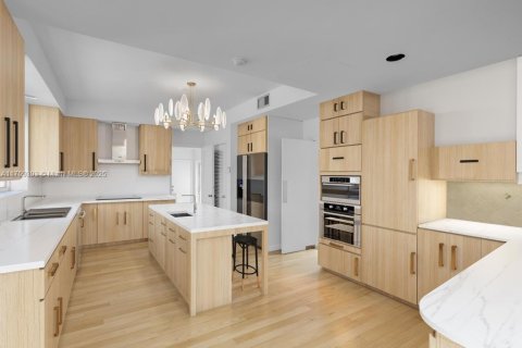 House in Miami Beach, Florida 4 bedrooms, 347.83 sq.m. № 1705578 - photo 19