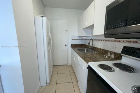 Condo in Miami Beach, Florida, 1 bedroom  № 1955339 - photo 9