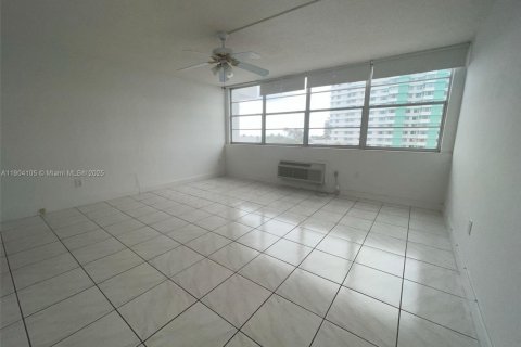 Condo in Miami Beach, Florida, 1 bedroom  № 1955339 - photo 11