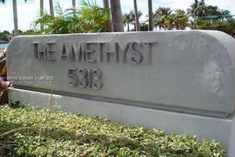 Condo in Miami Beach, Florida, 1 bedroom  № 1955339 - photo 2