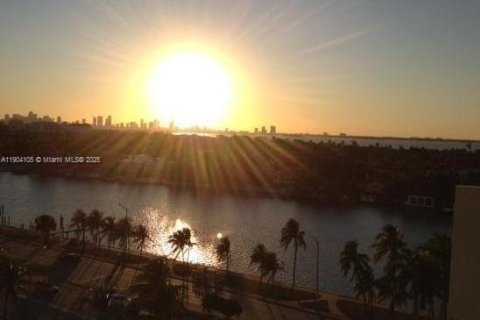 Condo in Miami Beach, Florida, 1 bedroom  № 1955339 - photo 17