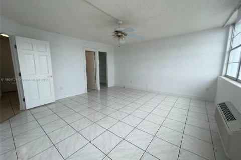 Condo in Miami Beach, Florida, 1 bedroom  № 1955339 - photo 10