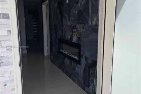Casa en venta en Hialeah Gardens, Florida, 3 dormitorios, 104.98 m2 № 1955941 - foto 4