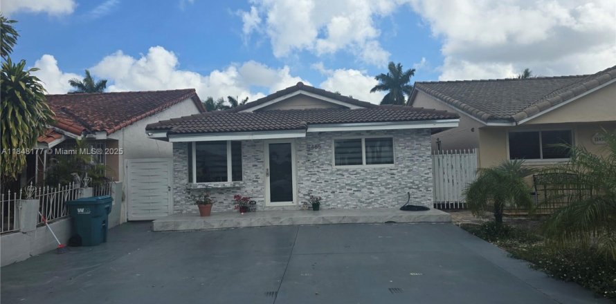 Casa en Hialeah Gardens, Florida 3 dormitorios, 104.98 m2 № 1955941