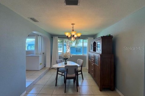 House in Saint Petersburg, Florida 3 bedrooms, 170.75 sq.m. № 1801541 - photo 13