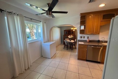 House in Saint Petersburg, Florida 3 bedrooms, 170.75 sq.m. № 1801541 - photo 10