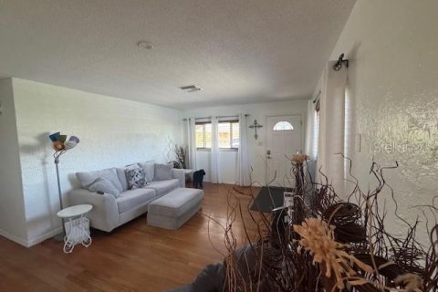 House in Saint Petersburg, Florida 3 bedrooms, 170.75 sq.m. № 1801541 - photo 8